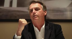 'Vontade de encher sua boca de porrada', responde Bolsonaro a jornalista