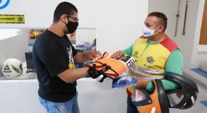 Mototaxistas de Juazeiro do Norte recebem coletes e blusas manga-longa nesta semana