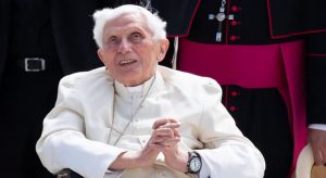 Papa emérito Bento XVI está gravemente doente, diz jornal