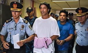 Ronaldinho Gaúcho e irmão podem deixar a prisão no Paraguai nesta segunda-feira