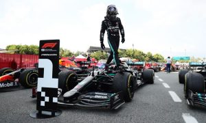 Hamilton lidera sem sustos, vence GP da Espanha e aumenta vantagem na F1