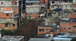 Deslizamento em morro do Rio de Janeiro atinge casas e deixa sete famílias desalojadas