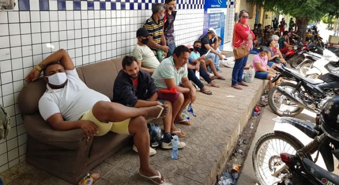 Populares colocam sofá na fila para aguardar atendimento na Caixa do Bairro Pirajá