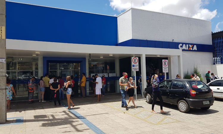 Populares colocam sofá na fila para aguardar atendimento na Caixa do Bairro Pirajá