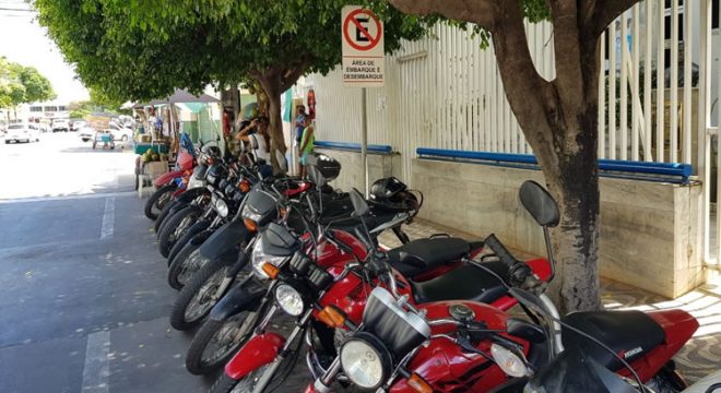 Motocicletas estacionam em local proibido no Centro de Juazeiro nesta terça, 18