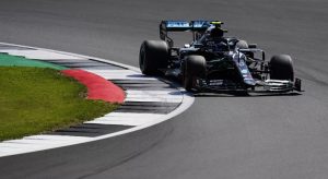 Bottas toma pole de Hamilton na última volta