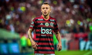 Flamengo confirma saída do lateral Rafinha para o futebol grego