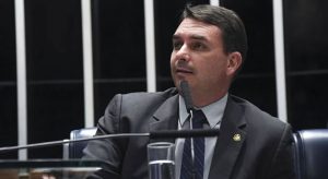 Flávio Bolsonaro admite que Queiroz pagou contas por ele