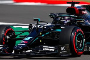 Hamilton cresce no fim, quebra recorde e garante a pole do GP da Inglaterra