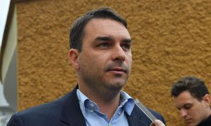 Senador Flávio Bolsonaro diz estar recuperado da Covid-19