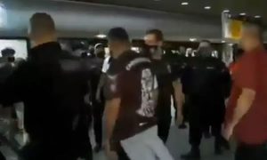 Jogadores do Corinthians enfrentam protesto e precisam correr em aeroporto