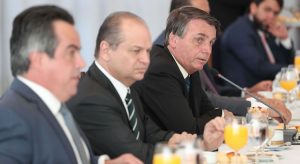 Bolsonaro prorroga auxílio emergencial com quatro parcelas de R$ 300