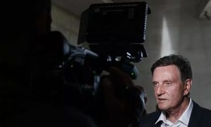 Marcelo Crivella, prefeito do Rio, é alvo de buscas e tem celular apreendido