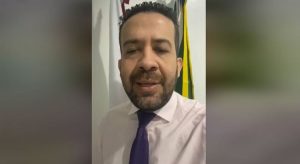 Deputado defende auxílio de R$ 600 e live vira a mais comentada no mundo