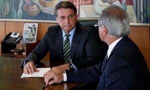 Bolsonaro anuncia desistência de Renda Brasil e ameaça cartão vermelho na equipe