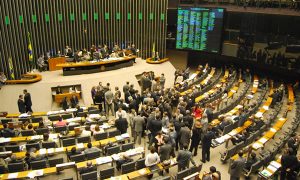 Deputados querem cortar benefícios de juízes, procuradores e promotores