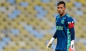 Diego Alves é diagnosticado com Covid-19 e desfalca Flamengo contra o Fortaleza