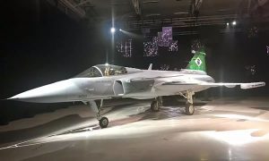 Primeiro caça Gripen da Força Aérea chega ao Brasil de navio