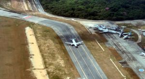 Flagra de aeronave pousando no Aeroporto Pinto Martins, em Fortaleza