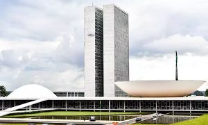 Senado pretende gastar até R$ 710 mil para comprar cem televisões