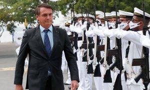 Manifestantes chamam Bolsonaro de 'traidor' durante formatura de militares