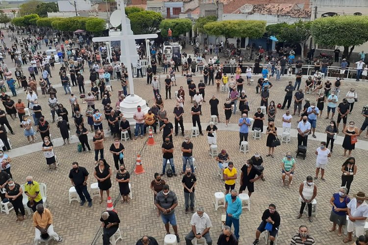 Missa do Padre Cícero recebe devotos no Largo do Socorro nesta terça (20)