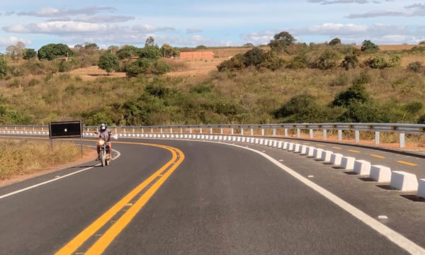 Pavimentação da estrada entre Altaneira e Assaré passa por acabamentos para entrega