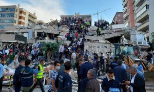 Forte terremoto atinge Turquia, derruba prédios e deixa mortos e feridos