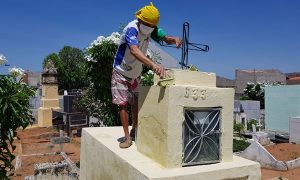 zeladores preparam Cemitério do Socorro e pedem compreensão na produção de Lixo durante romaria