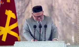 Kim Jong-un se emociona e pede desculpas durante discurso na Coreia do Norte