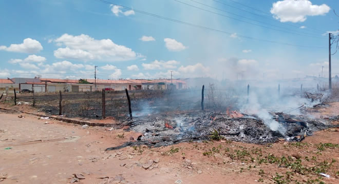 Morador de Juazeiro do Norte denuncia incêndios irregulares em terrenos do Jardim Gonzaga