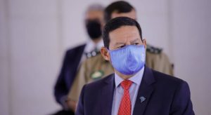 Mourão contraria Bolsonaro e diz que governo federal comprará vacina chinesa