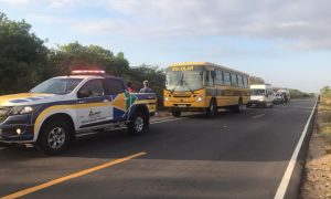 Ônibus escolar de Pernambuco é apreendido no Crato fazendo transporte irregular de idosos