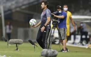 Após 16 jogos no comando do time do Vasco, Ramon Menezes é demitido