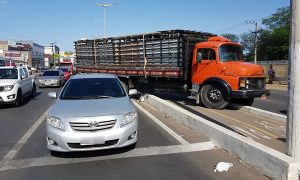 Caminhão de carga viva perde o freio, bate em veículo e avança na ciclovia em Juazeiro