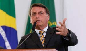 Bolsonaro diz que Brasil tem que ‘deixar de ser país de maricas’ no combate à Covid-19