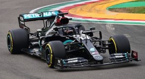 Hamilton acerta na estratégia e vence GP agitado da Fórmula 1 em Ímola