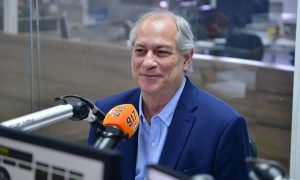 Ciro Gomes critica Bolsonaro no Twitter ao lembrar mortes por Covid-19