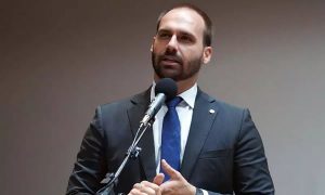 Eduardo Bolsonaro pressiona para que voto impresso seja pauta prioritária