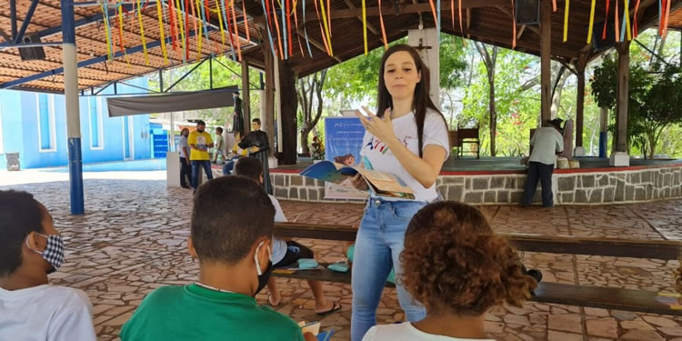 Instituto do Cariri distribui livros à crianças e promove peças teatrais gratuitas