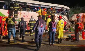 Colisão entre ônibus e caminhão deixa mortos e feridos no interior de SP