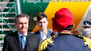 Oposição leva caso Renan Bolsonaro à Procuradoria, e especialista vê violação da impessoalidade