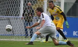 Bolsonaro marca gol em jogo beneficente em São Paulo