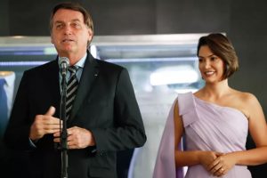 Bolsonaro expõe roupas da posse e diz que país foi bem na economia durante pandemia