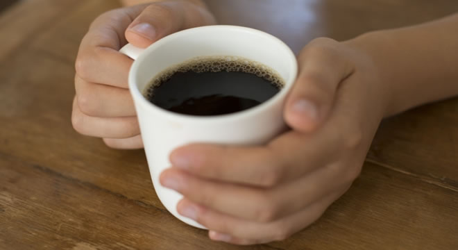 Pessoas que bebem café não gostam do gosto, mas estão viciadas, sugere estudo