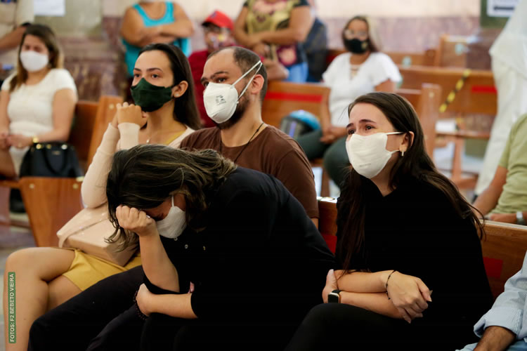 Missa de 7º dia de Normando Sóracles emociona parentes e amigos do radialista