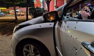 Casal é assassinado com 100 tiros de fuzil na saída de cassino na fronteira do Brasil com o Paraguai