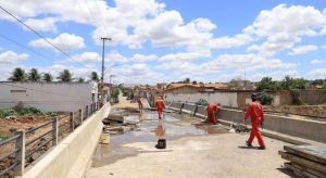 Prossegue obra da Ponte da Rua Rui Barbosa sobre Riacho das Timbaúbas, em Juazeiro