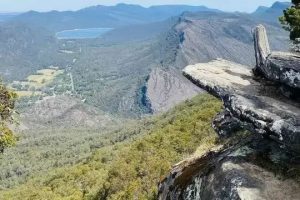 Turista morre após cair de penhasco de 80 metros quando tentava tirar selfie