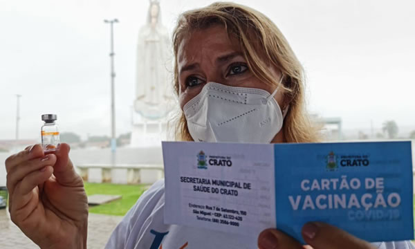 Enfermeira e condutor socorrista são os primeiros vacinados contra Covid-19, em Crato
